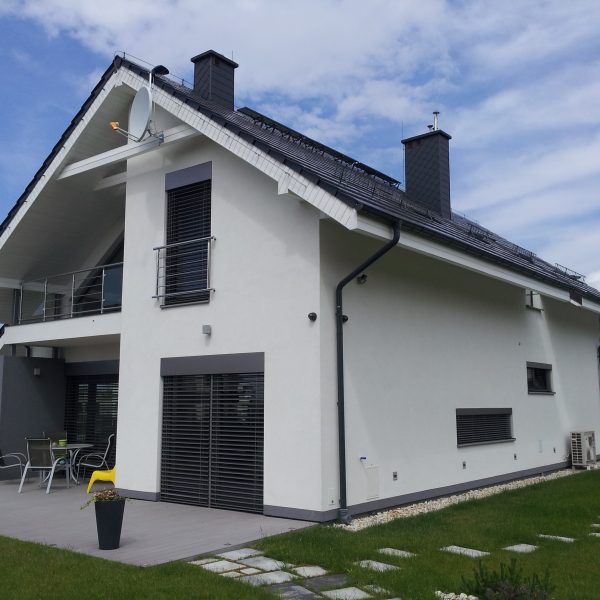 Dachówka Wienerberger Actua czarna, podkreślająca minimalistyczną bryłę domu.